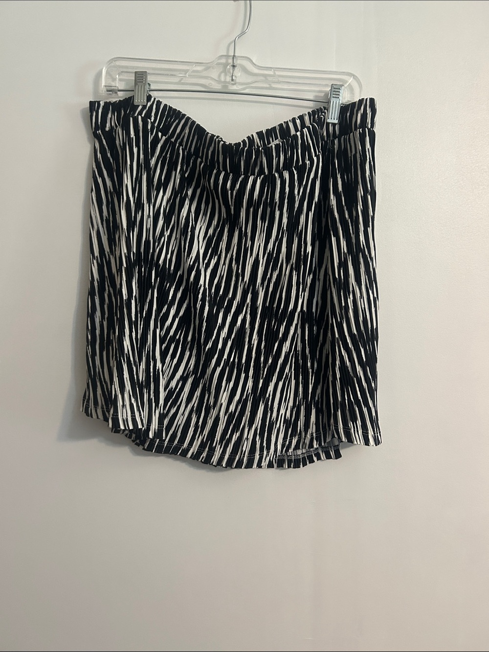 Serra Plisse Black & White Patterned Elastic Waist Skort